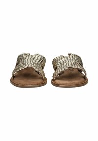 Geweven, lichtbeige instap-sandalen met een open teen, voorzien van kruislings banden en een bruine gestructureerde binnenzool. Flat, casual ontwerp.
