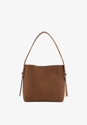 Bruine suède handtas met een gladde textuur, rechthoekige vorm en een enkele gebogen schouderriem. Kenmerkt zich door een minimalistisch ontwerp zonder metalen accenten.