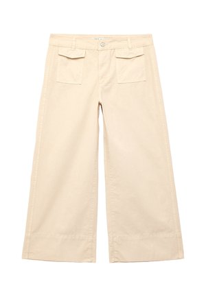 Pantalon beige à jambes larges avec poches à rabat à l'avant, passants de ceinture et fermeture par bouton.