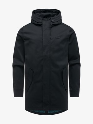 Czarny długi płaszcz przeciwdeszczowy z kapturem, przedni zamek błyskawiczny przykryty klapą, dwie skośne kieszenie oraz regulowane sznurki na kapturze.