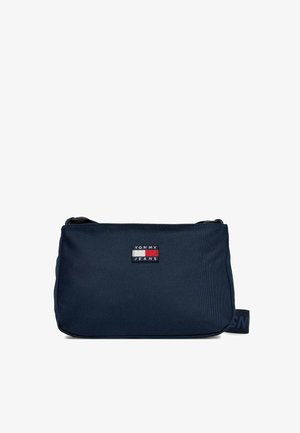 Borsa a tracolla in nylon blu navy con forma rettangolare, caratterizzata da una piccola toppa con logo, tracolla regolabile e superficie testurizzata.