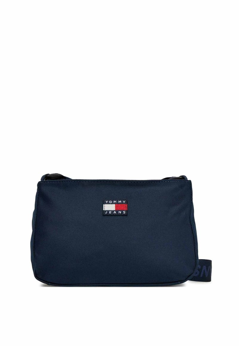 Borsa a tracolla in nylon blu navy con forma rettangolare, caratterizzata da una piccola toppa con logo, tracolla regolabile e superficie testurizzata.