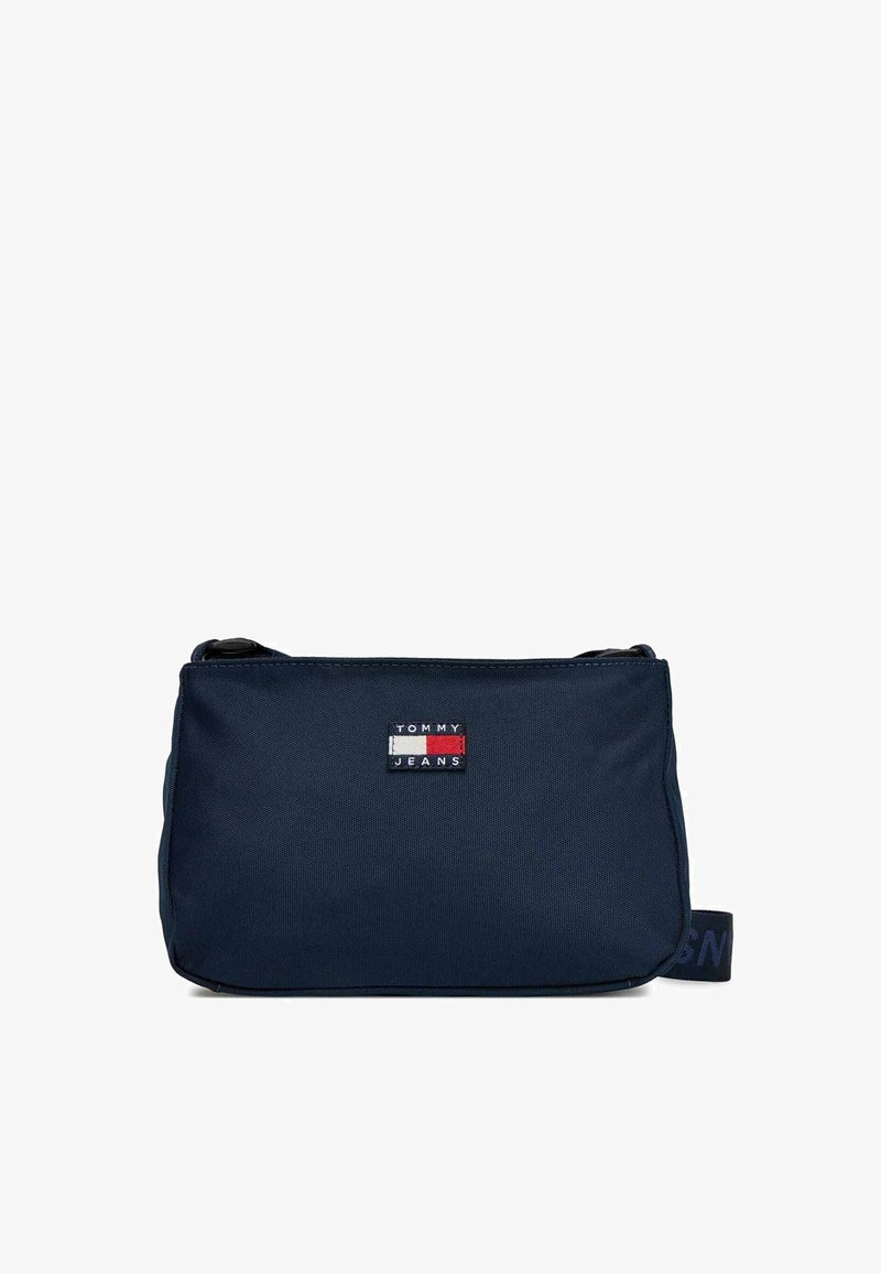 Borsa a tracolla in nylon blu navy con forma rettangolare, caratterizzata da una piccola toppa con logo, tracolla regolabile e superficie testurizzata.