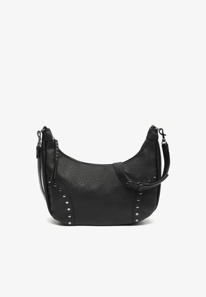 Bolso de hombro de cuero negro con correa ajustable, tachuelas plateadas a lo largo de los lados y cierre de cremallera en la parte superior.