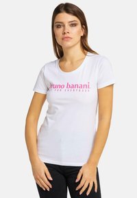 Hvid kortærmet t-shirt med pink tekst "bruno banani" og "fit for everybody," rund halsudskæring, blødt bomuldsstof, slim fit.