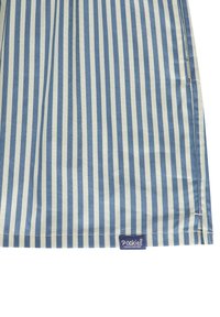 Tissu à rayures horizontal en bleu et beige. La texture semble douce et le design inclut une petite étiquette avec "Pockies."