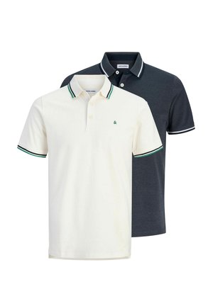 Deux polos : un blanc avec des accents verts, un gris foncé avec des détails blancs. Les deux ont des manches courtes et un col à boutons.