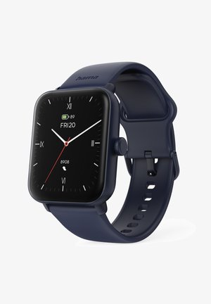 Smartwatch mit marineblauem Band, schwarzem quadratischem Display, das Zeit, Datum, Akkustand und Schrittanzahl auf einem digitalen Bildschirm anzeigt.