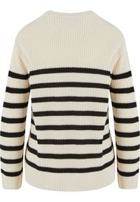 Maglione a righe con base crema e audaci strisce orizzontali nere, texture a coste, scollatura rotonda e maniche lunghe.