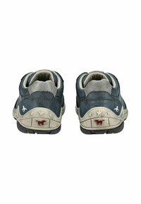 Blauwe en grijze leren sneakers met een gestructureerde afwerking, voorzien van een contrasterend wit en rood paardenlogo en sterdetails op de achterkant.