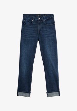 Jeans en denim de lavage foncé avec une jambe droite, des revers roulés, un design à cinq poches et une fermeture à bouton en métal. Le tissu a une texture lisse.