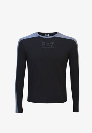 Maglietta a maniche lunghe nera con accenti grigi sulle spalle e sulle maniche. Presenta un logo goffrato discreto sul petto. Tessuto morbido.