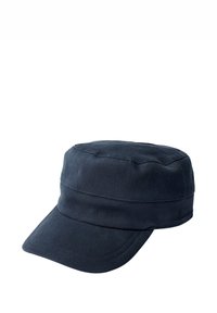 Mørkeblåt stofflue med rund topp, kort skjerm og horisontale sømdetaljer. Laget av ribbet materiale, som gir et strukturert utseende.
