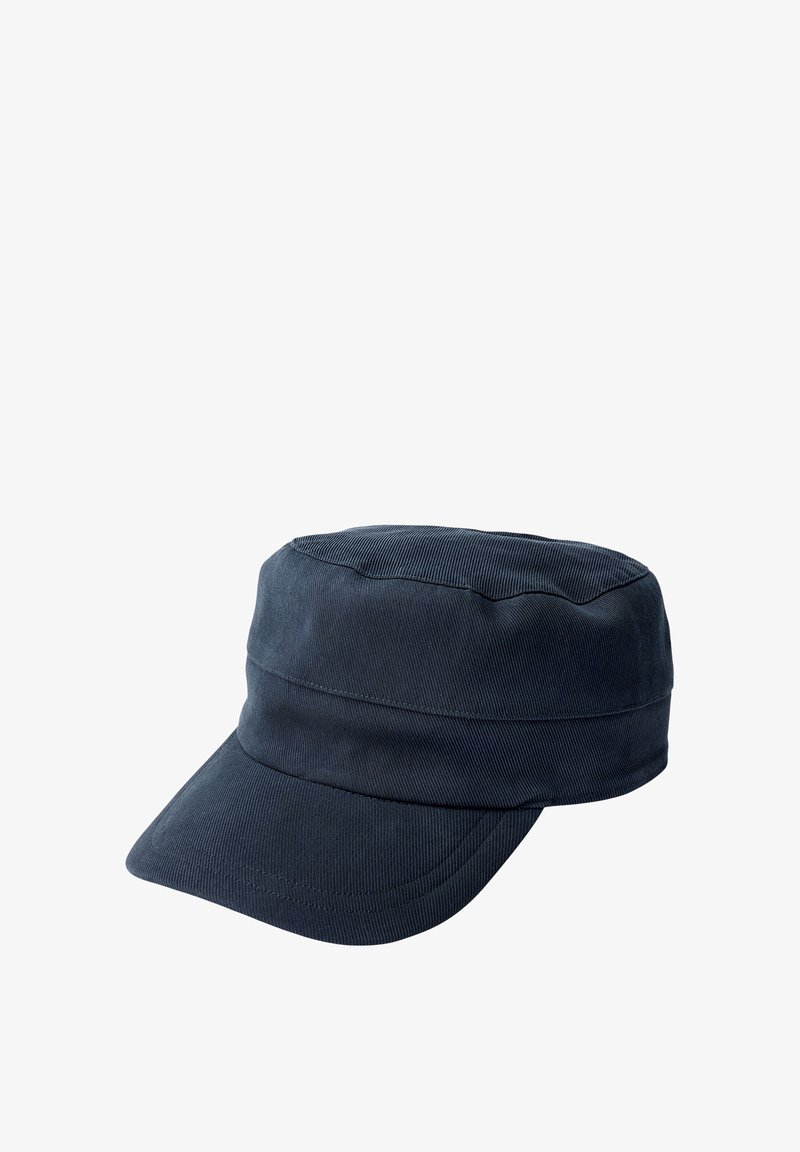 Mørkeblå stofcap med en rund top, kort skygge og horisontale sømdetaljer. Lavet af ribbet materiale, hvilket giver et struktureret udseende.