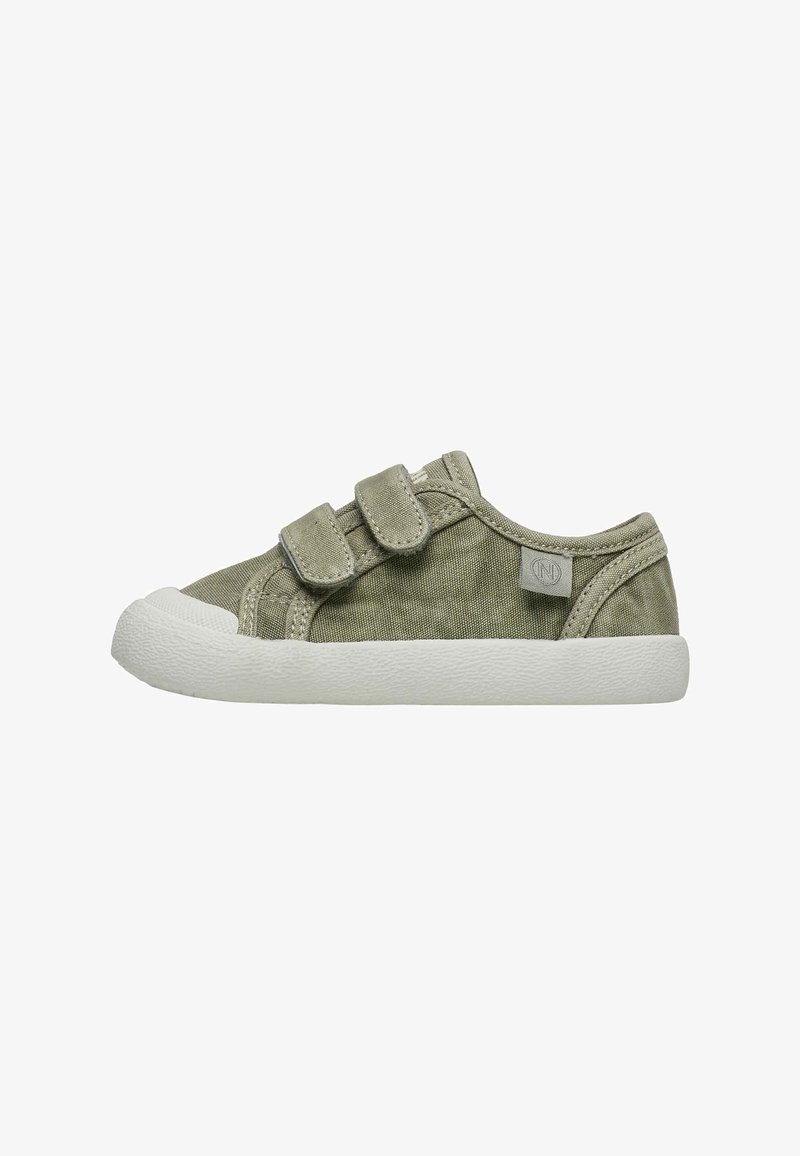 Sneakers in tela di un verde tenue con due cinturini in Velcro, suola in gomma bianca e pannelli laterali texturizzati. Design a punta arrotondata e dettagli con logo.