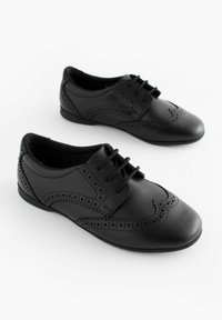 Chaussures en cuir noir à bout arrondi, avec des détails perforés complexes et un design classique à lacets. Texture lisse, petit talon.