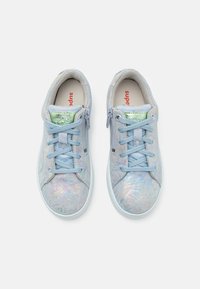Lyseblå sneakers med iriserende tekstur, med snøring, glidelås lukking og en grønn detalj på tungen.