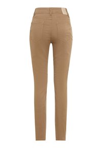 Lysebrune slim-fit bukser med to baglommer og et label i linningen, vist bagfra på en hvid baggrund.