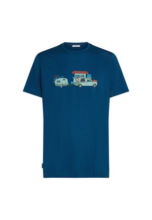 Granatowy t-shirt z grafiką białej ciężarówki kempingowej ciągnącej przyczepę, obie załadowane sprzętem outdoorowym, takim jak kajak i rower.