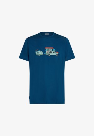 Granatowy t-shirt z grafiką białej ciężarówki kempingowej ciągnącej przyczepę, obie załadowane sprzętem outdoorowym, takim jak kajak i rower.
