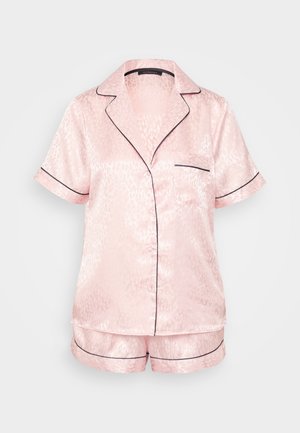Set de pijama din satin roz deschis cu un model de leopard. Include mâneci scurte, un buzunar și o margine neagră pe guler și manșete.
