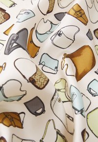 Vzorovaná tkanina s rôznymi ilustráciami kabeliek v odtieňoch modrej, hnedej, žltej a zelenej na svetlom krémovom pozadí, s jemnou textúrou.