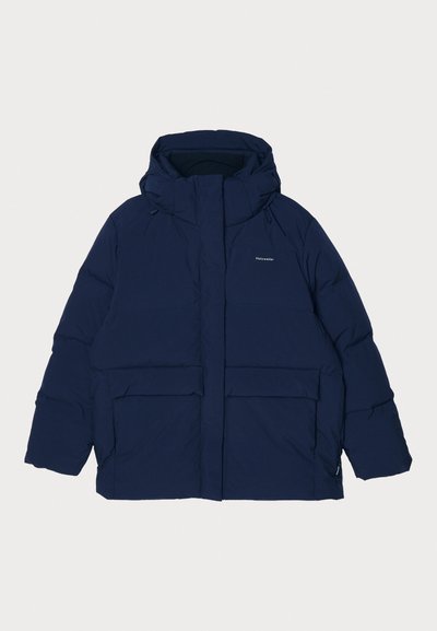 Tumši zilas pufīgas jakas ar lielu kapuci, priekšā ar rāvējslēdzēju, divām lielām kabatām un logotipu augšējā kreisajā stūrī.