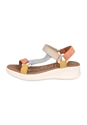 Sandal multicolor con tiras en beige, gris, naranja y amarillo. Cuenta con una plantilla acolchada marrón y una suela de plataforma blanca.