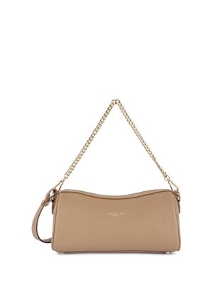 Sac à main en cuir taupe avec bandoulière en chaîne dorée et fermeture éclair, présentant un petit logo embossé au centre devant.