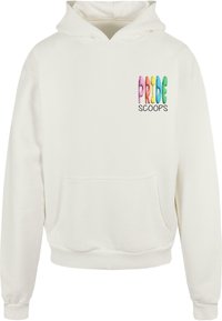 Lys cremefarvet hoodie med en frontlomme. Omfatter flerfarvet tekst "PRIDE SCOOPS" i legende typografi. Blødt bomuldsstof, afslappet pasform.
