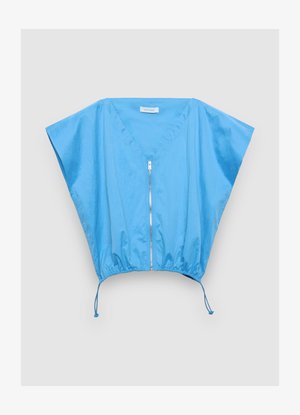 Hellblaue, kurzärmelige Jacke mit V-Ausschnitt und durchgehendem Frontreißverschluss. Verfügt über einen gerafften Saum und verstellbare Kordeln an der Taille.