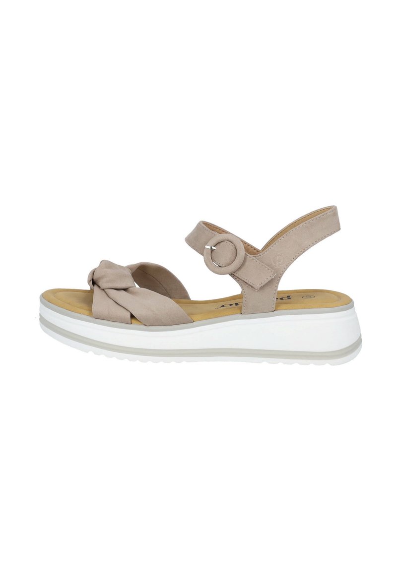 Sandalia beige con diseño de tira trenzada, correa al tobillo con herrajes circulares y suela de plataforma blanca. Material de ante suave y puntera redonda.