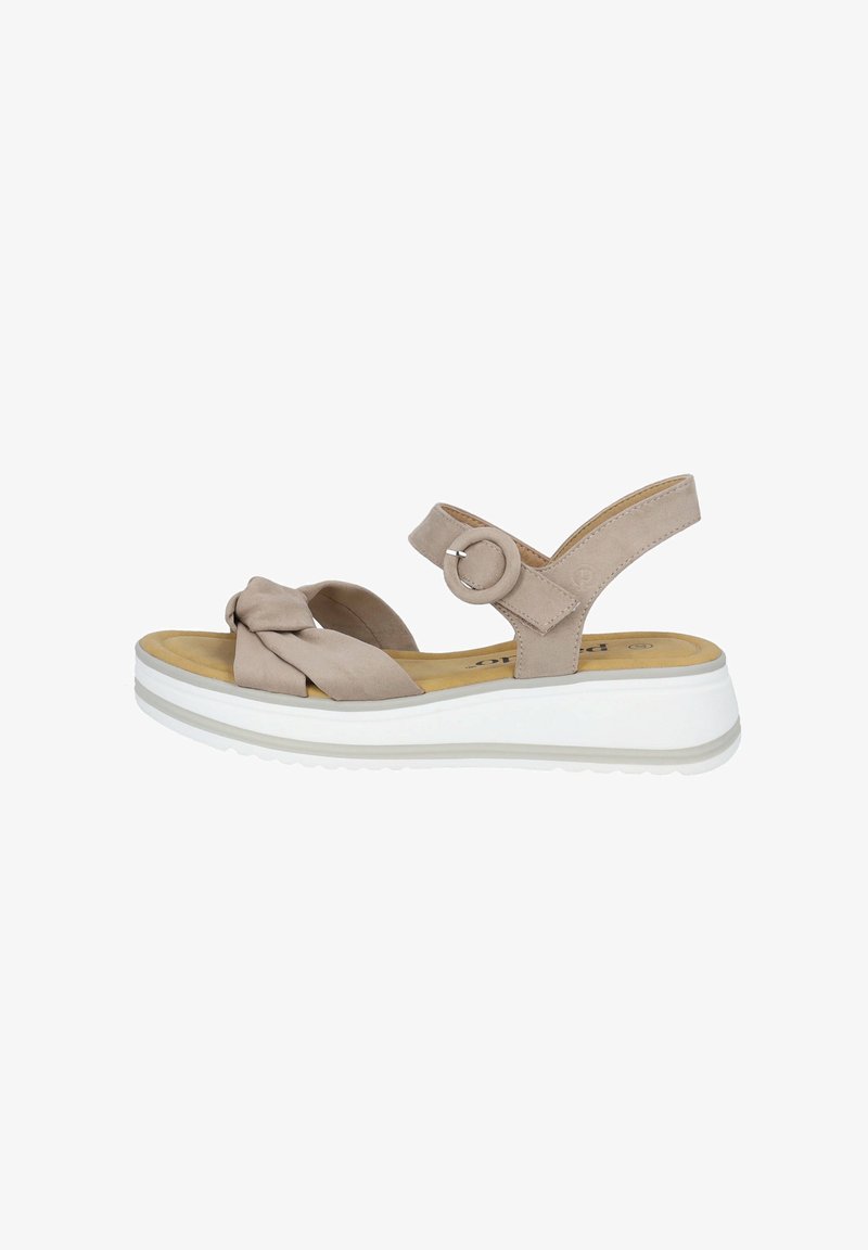 Sandal beige con design a tracolla intrecciata, cinturino alla caviglia con hardware circolare e suola piatta bianca. Materiale in morbido suede e punta rotonda.