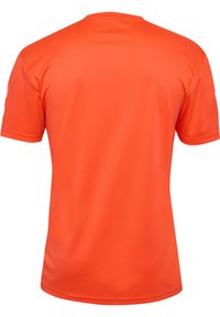 Maglietta sportiva arancione a maniche corte realizzata in tessuto sintetico; cuciture piatte e design con colletto tondo senza loghi o motivi visibili.