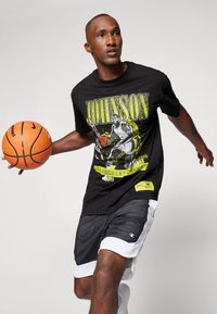Mitchell & Ness POP PLAYER TEE VINTAGE LOGO - Klubové oblečení - black