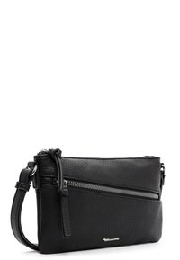 Zwarte leren handtas met een gestructureerde afwerking, voorzien van een opvallende zilveren rits, een afneembare strap en een slanke rechthoekige vorm.