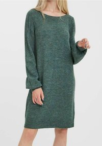 Robe-pull verte en maille avec manches longues, encolure large et texture douce, présentant une coupe décontractée et une subtile variation de couleur.