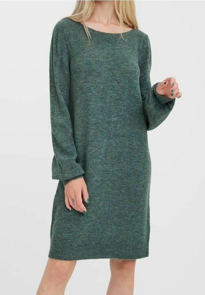 Robe-pull verte en maille avec manches longues, encolure large et texture douce, présentant une coupe décontractée et une subtile variation de couleur.