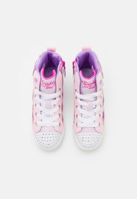 Zapatillas altas para niños en rosa y morado con cordones blancos, puntas brillantes con strass y "Twinkle Toes" bordado en las lengüetas.