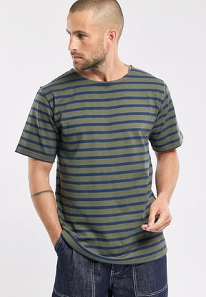 T-shirt rayé vert et marine, à manches courtes, encolure ronde, fabriqué en coton doux, coupe décontractée avec des coutures latérales subtiles et une texture lisse.