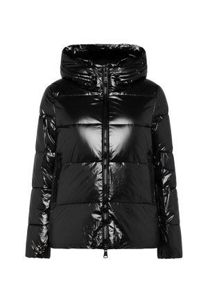 Giacca a vento nera con finitura lucida, cappuccio e due tasche anteriori con zip. Presenta segmenti trapuntati per isolamento e stile.