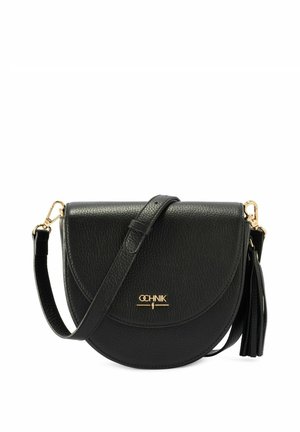 Czarna skórzana torba na ramię w kształcie półksiężyca z regulowanym paskiem, złotymi elementami, detalem w postaci chwosta oraz złotym logo OCHNIK na przedniej klapce.