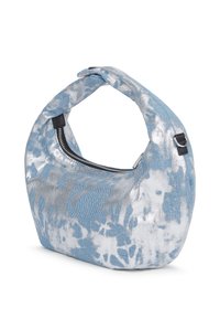 Niebieska torba hobo z denimu z metalicznymi akcentami, o zakrzywionym kształcie, z zamkiem błyskawicznym i charakterystycznym abstrakcyjnym wzorem. Krótki uchwyt do łatwego noszenia.