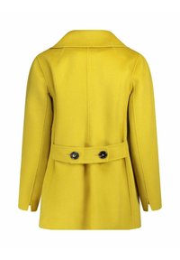 Cappotto di lana gialla con maniche lunghe, ampio colletto e una cintura posteriore con due bottoni neri.