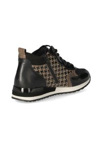 Schwarze und braune High-Top-Sneaker mit Hahnentrittmuster, Reißverschluss, Lackakzenten und einer strukturierten Gummisohle.