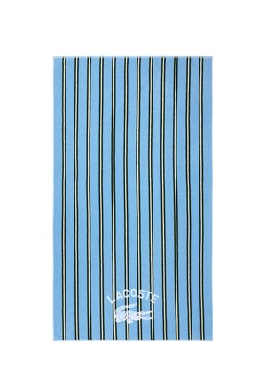 Serviette rectangulaire bleue avec de fines rayures verticales noires et blanches, et logo blanc Lacoste avec un crocodile près d'un coin.