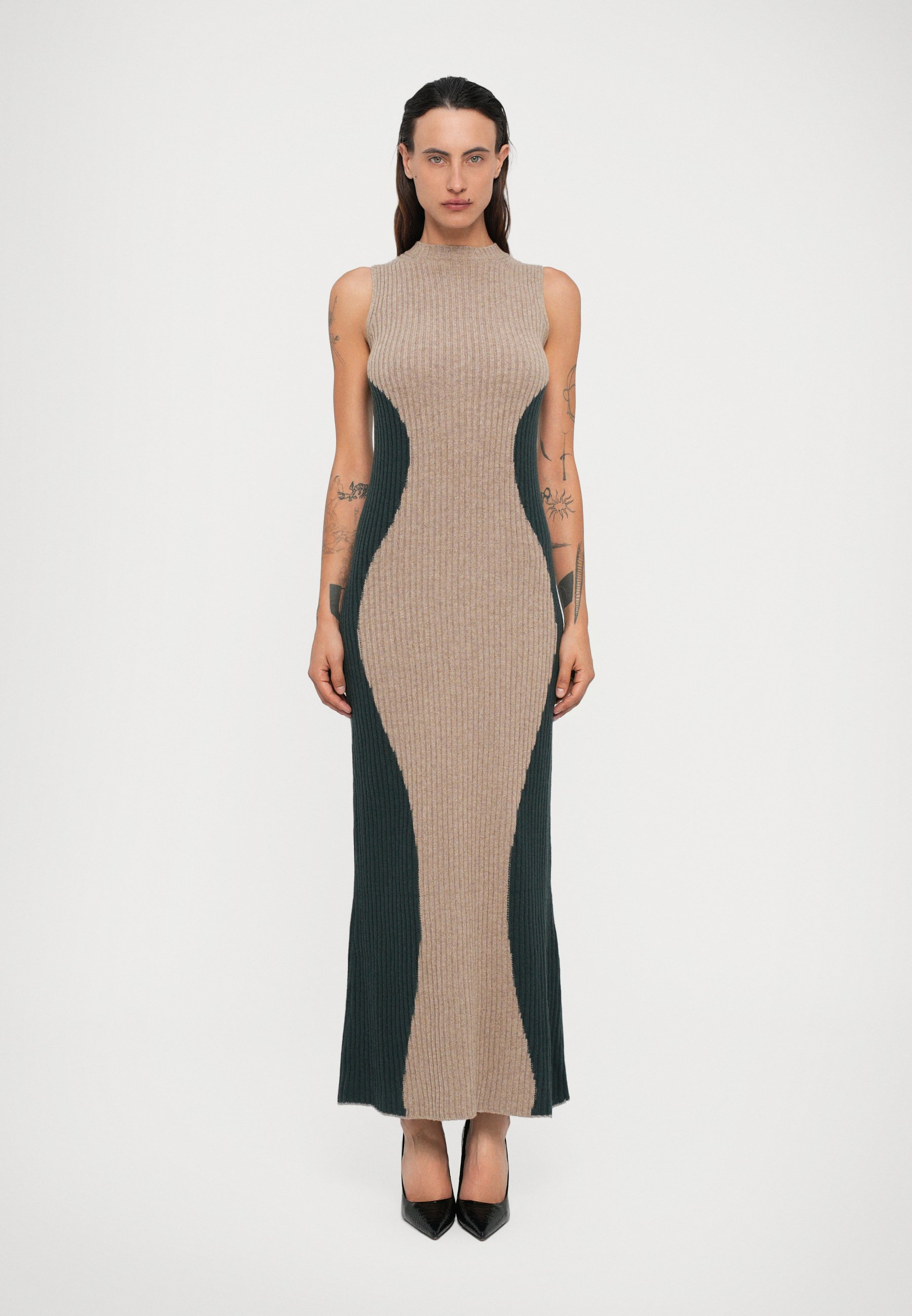 Ksenia Schnaider WAVY - Jumper dress - beige/dark green/beige - Zalando