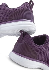 Lila Sport Schuhe mit einem strukturierten Mesh-Obermaterial, Gummisohle und markanter Paneelierung; ausgestattet mit einer Zuglasche für ein einfaches Anziehen.