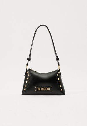 Czarna skórzana torba na ramię z złotymi ćwiekami i tabliczką "LOVE MOSCHINO", wyposażona w pojedynczy regulowany pasek.