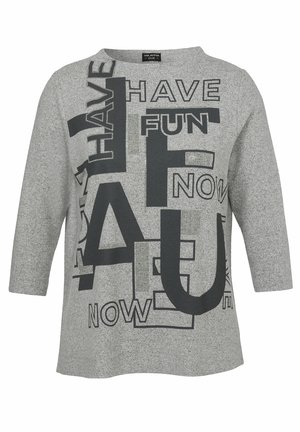 Grijs shirt met lange mouwen en een zwart abstract tekstontwerp met de woorden "HAVE," "FUN" en "NOW" in verschillende lettertypen en groottes.